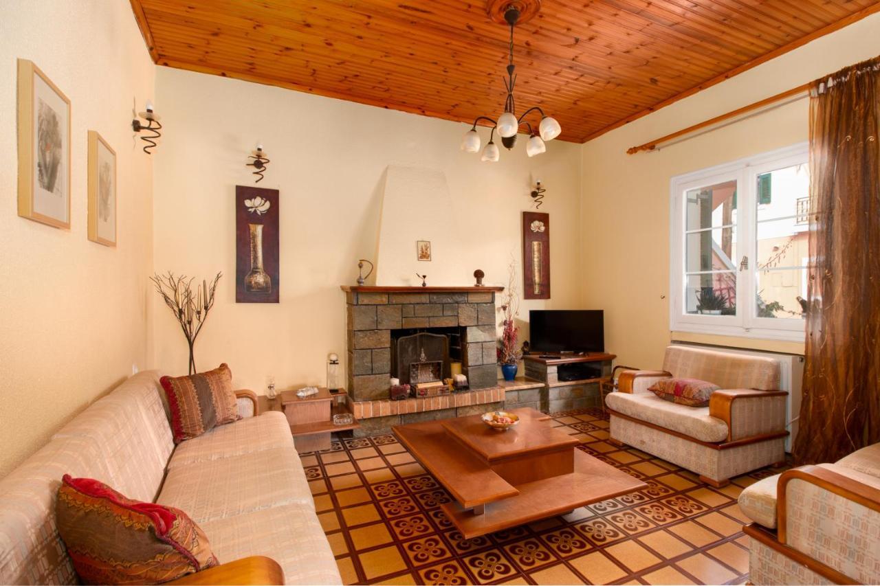Eleni's Traditional House In Agrafi Apartment